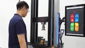 Máquina universal de ensaios para mitigação de colisões