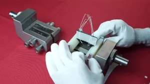 Ensaio de cisalhamento de trilhos com entalhe em V composto de acordo com a norma ASTM D7078